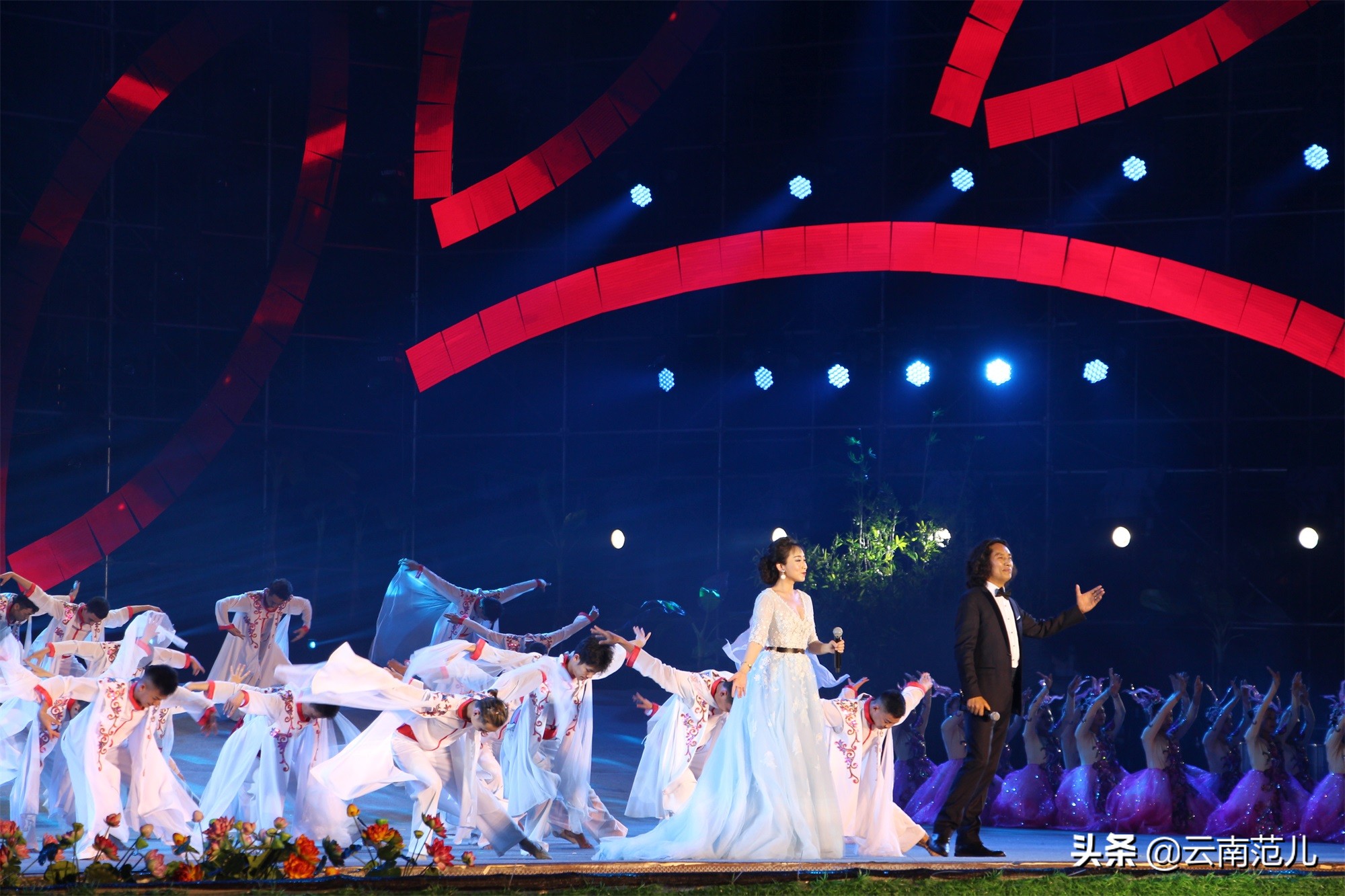 人气王歌手韩磊助力泼水节晚会高潮迭起，美丽的地方就叫德宏！
