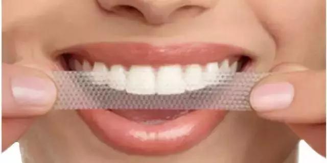 柠檬治牙白,柠檬美白牙齿正确方法