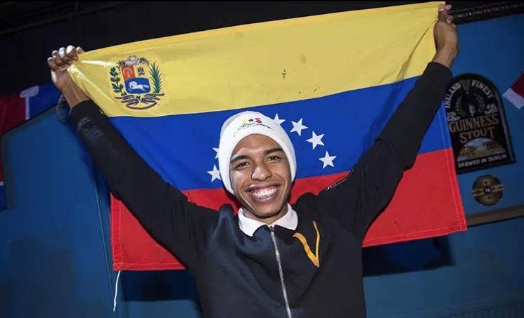 一名34岁男子跳水救人牺牲,游泳馆众人抢救溺水青年