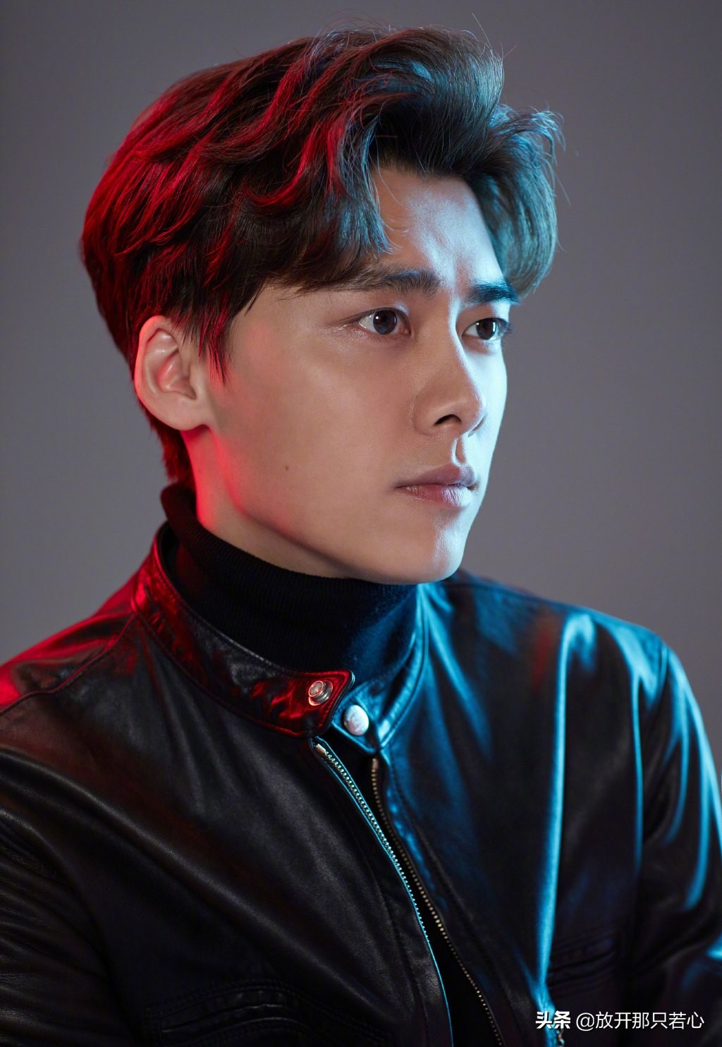 李易峰穿机车皮衣机场,李易峰机车服