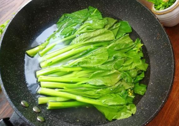 原汁原味汤汁地道的菜芯的做法，清淡美味又营养，“天然青霉素”