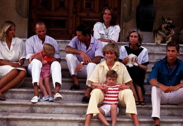 豢养1500位*妇情**，私生子遍布全国，晚年被迫*亡流**海外的西班牙国王