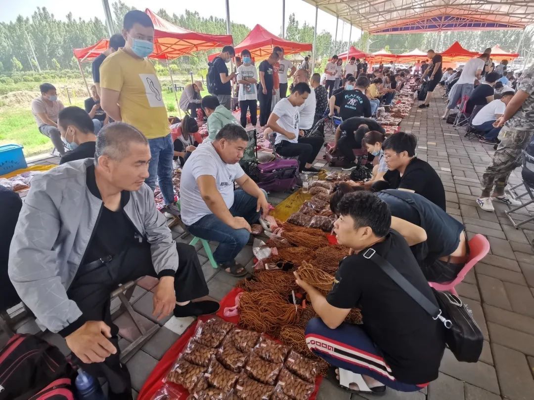 永清核雕摆地摊,卖核雕赚百万元