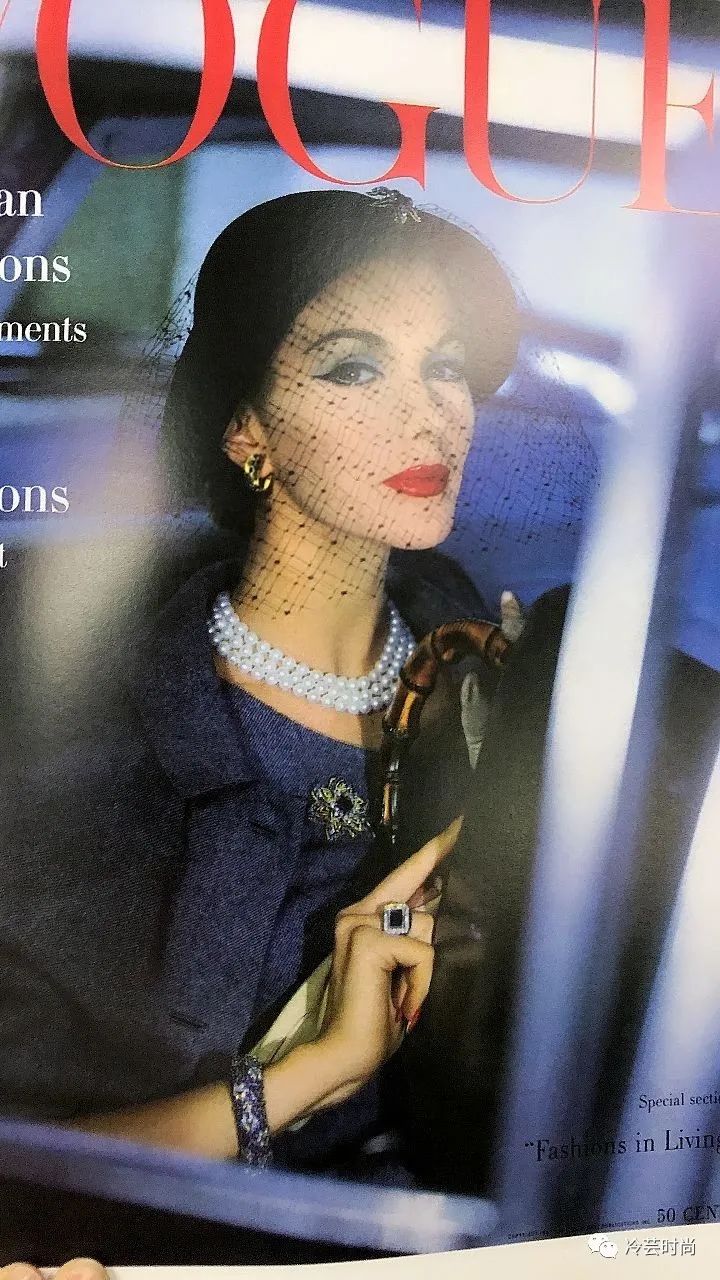 项链的活动扣佩戴方法,项链的佩戴要讲究八大搭配技巧