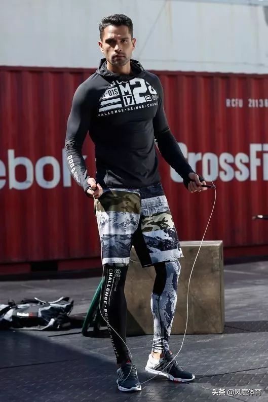 颜值高大长腿还会穿,谁高中没有暗恋过这样一个体育生?