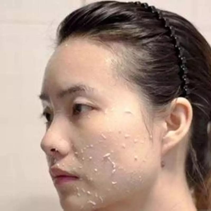 护肤品搓泥现象该如何解决,护肤品涂在脸上搓泥是怎么回事