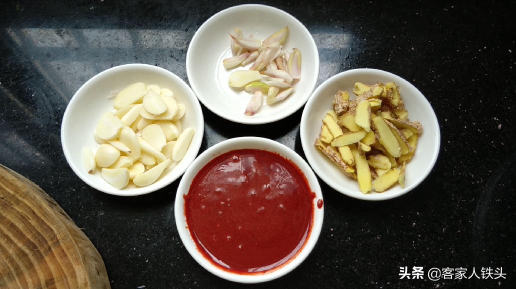 猪脚最好吃的做法教程,咸香猪脚的制作方法视频