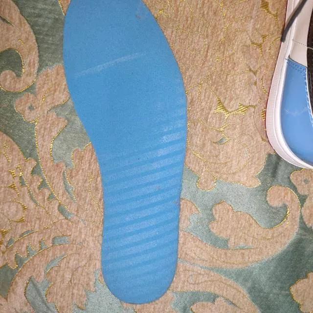 鞋垫上的刷胶是干什么的,鞋垫刷胶与不刷胶区别