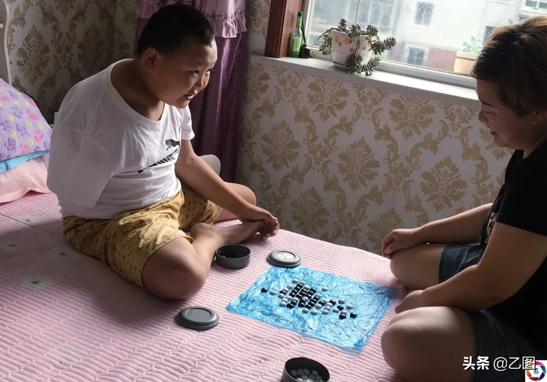 男孩手臂意外被断,男孩意外断臂急需救治