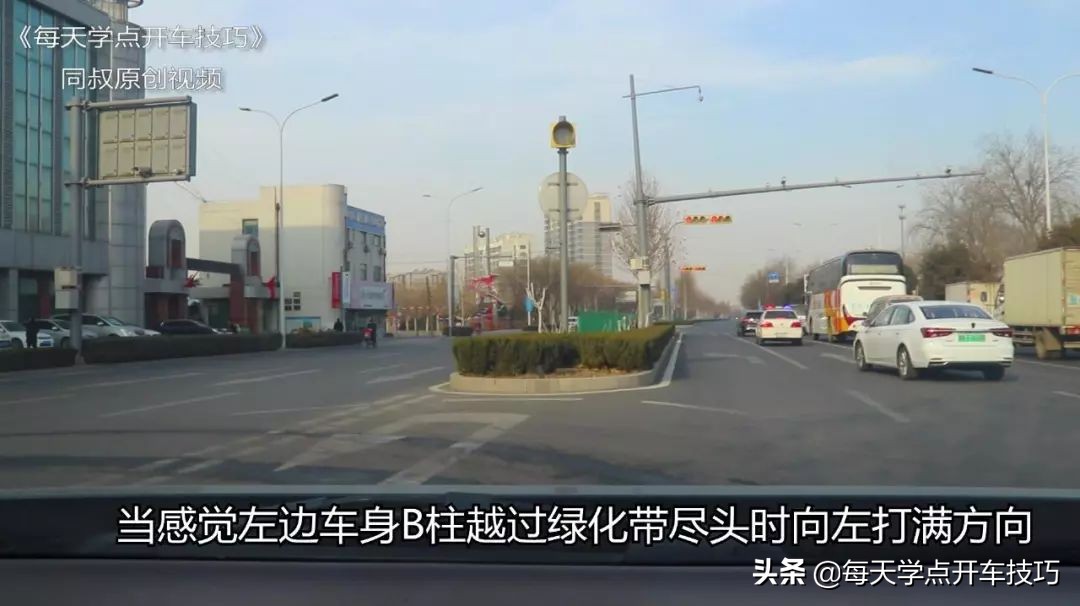 掉头专用车道掉头技巧避免刮蹭,道路左右转弯如何防止车头剐蹭