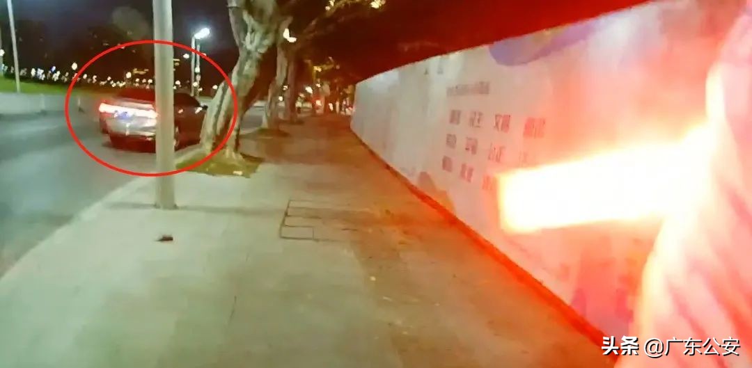 太疯狂男子醉驾冲卡险些撞到民警,男子醉驾强行冲卡致5人受伤