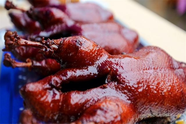 皮脆肉嫩的烧鸭难以抵抗的诱惑,鸭子怎么做才能不腥够味入口即化