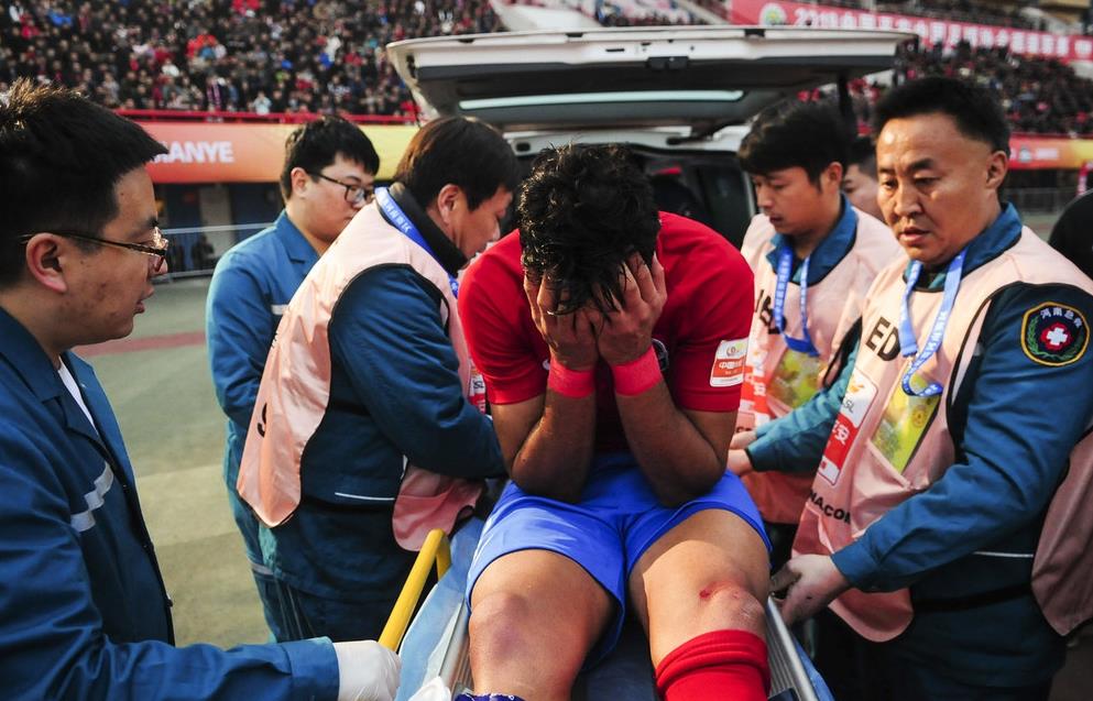 始于恶意犯规、终于奖杯迟到，2019赛季中超从头“闹”到尾