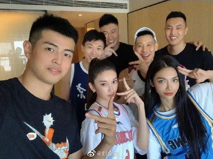 洛天依唱队歌,洛天依和歌手比赛