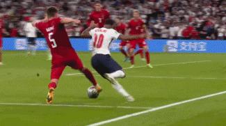 斯特林造点前球场内有2球,斯特林失误盘点