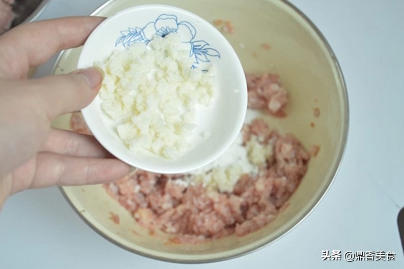 炸牛肉丸子放不放小酥肉粉,炸牛肉丸子不能放什么调料