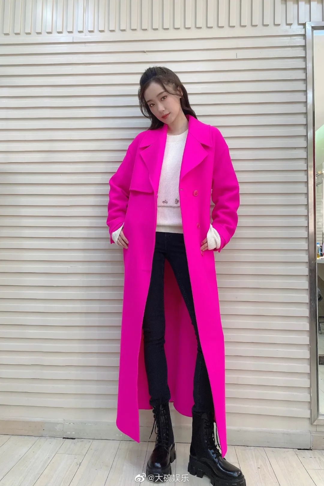 春晚时尚图鉴:热巴杨幂的红裙、王菲刷碗手套和董卿李思思的口红