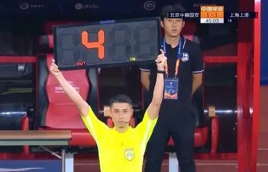 中超奇葩一幕护球,中超现奇葩判罚