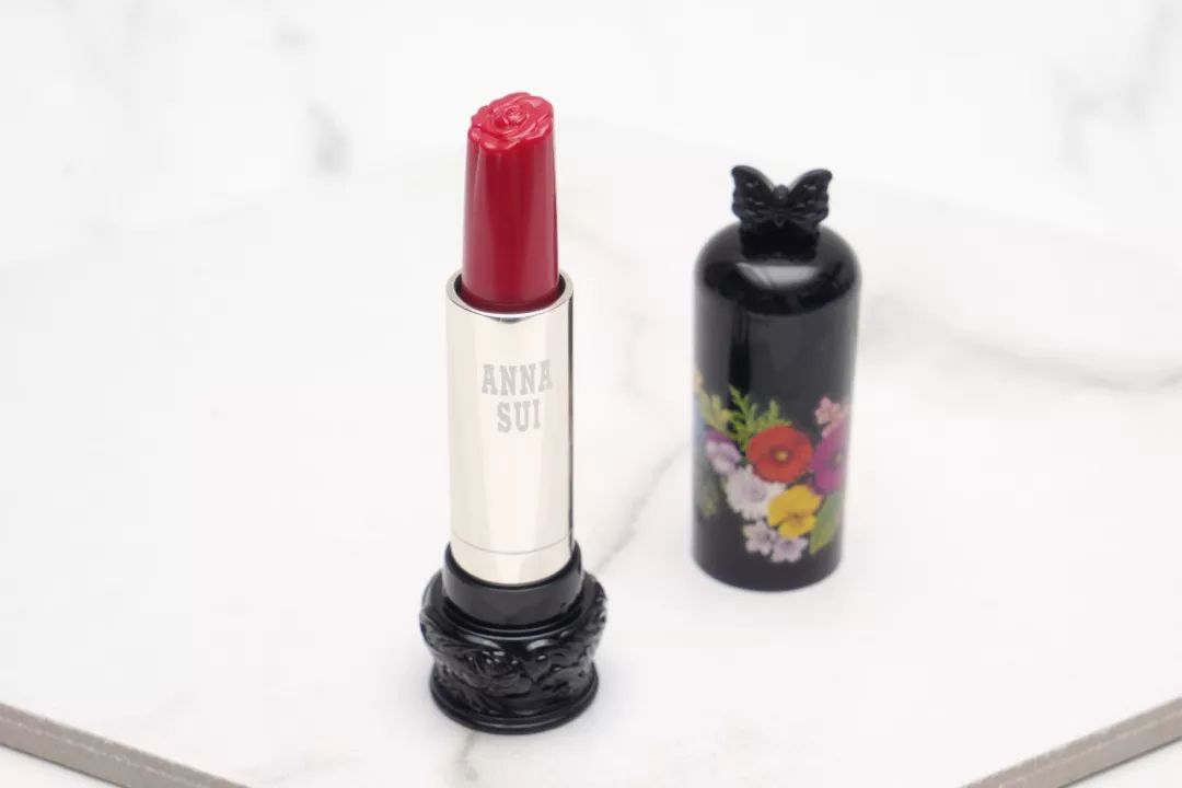 不做俗人的新一天，让安娜苏魔漾晶灵唇膏带你造型百变