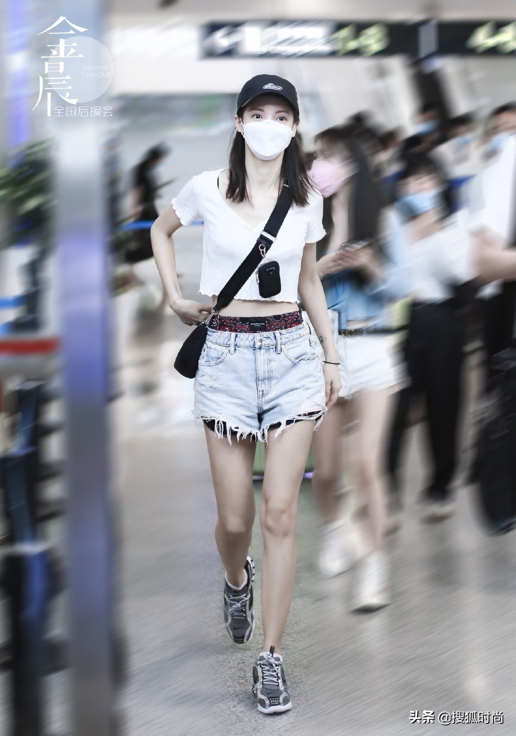 金晨红色吊带裙跳舞,金晨黑裙露背跳舞