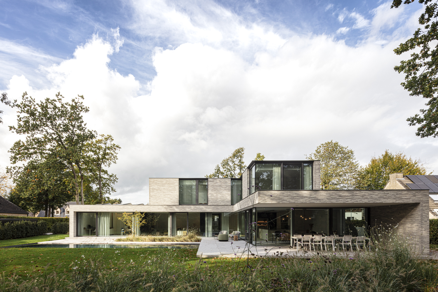 住宅设计：整个一楼都做成了落地窗，这栋别墅的结构太特别了