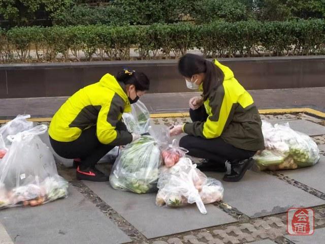 刘寨街道：定时定点配送！保障“米袋子”“菜篮子”充足
