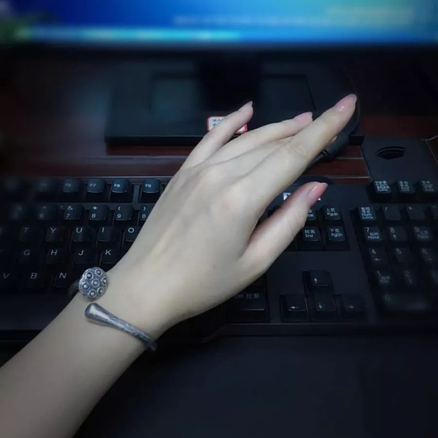 戴一只银手镯在右手还是左手上好,戴一个银手镯和一条手链