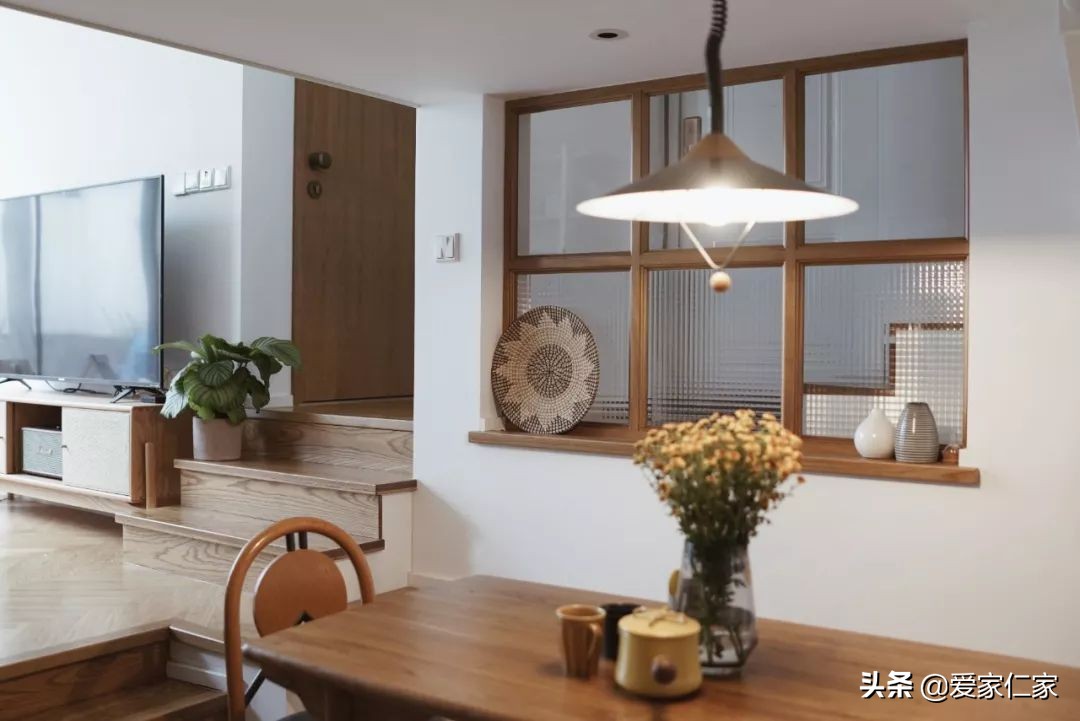 她买下32㎡上海老旧学区房，为女儿打造小桃园，还有超舒适大庭院