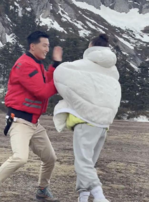 曝何超莲和窦骁,何超莲与窦骁雪山玩摔跤