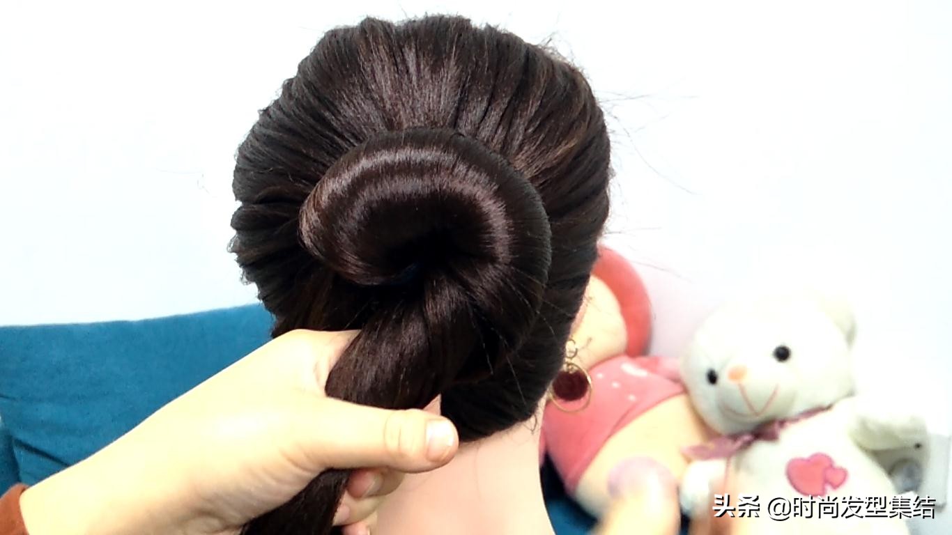 气质丸子头的简单扎法蓬松中长发,俏皮丸子头的简单扎法中长发
