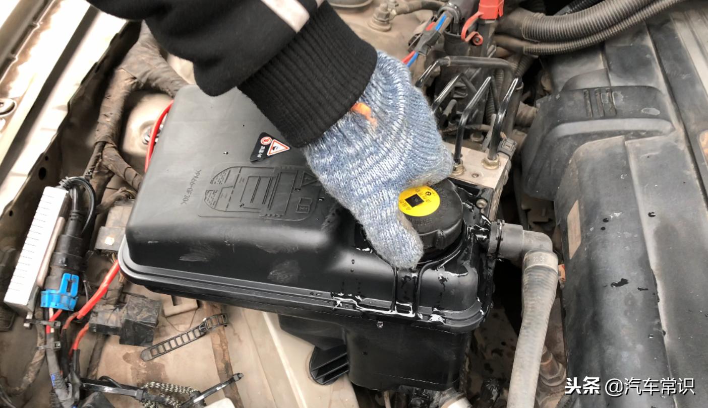 宝马7系730水壶冒气,宝马7系小水壶漏水是什么原因