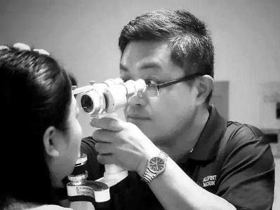 9岁女孩从近视变“老花”，原来又是妈妈在家当“神医”