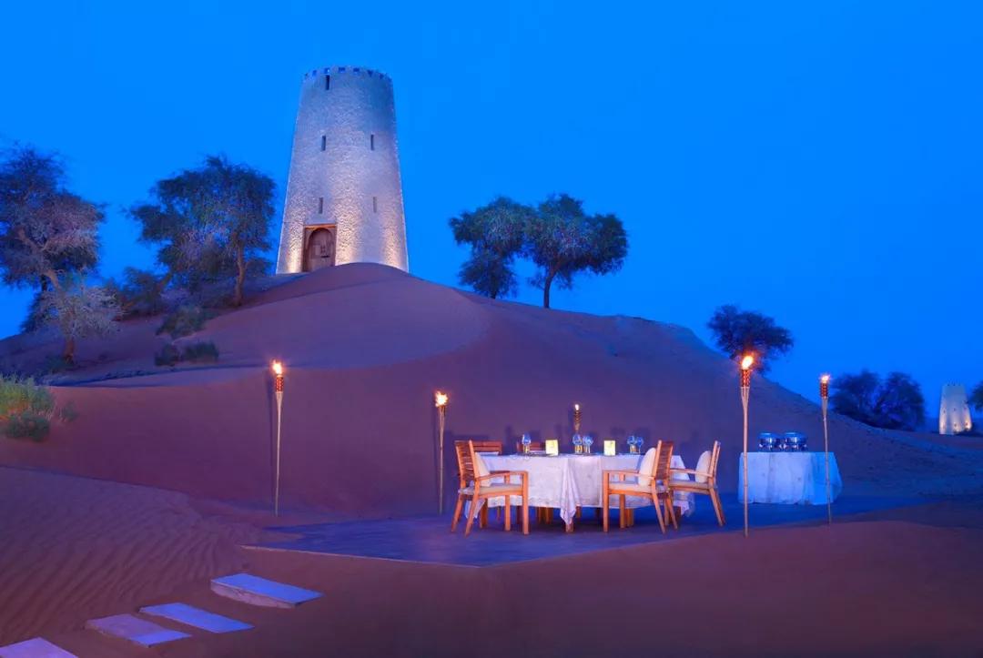 演艺圈里的职业赛车手,他是三个孩子的爸爸的英文怎么说