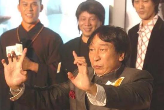 原来《功夫》当中,那个穿红*裤内**的娘炮,才是现实中真正的大神!