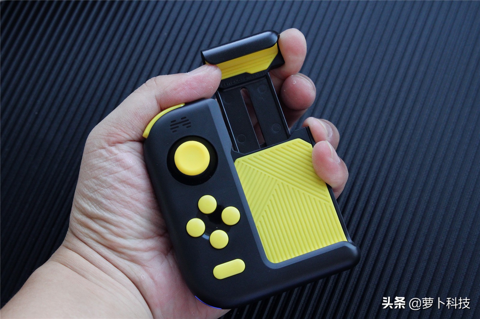 北通h1游戏手柄测评,北通h1手柄玩和平精英怎么锁定