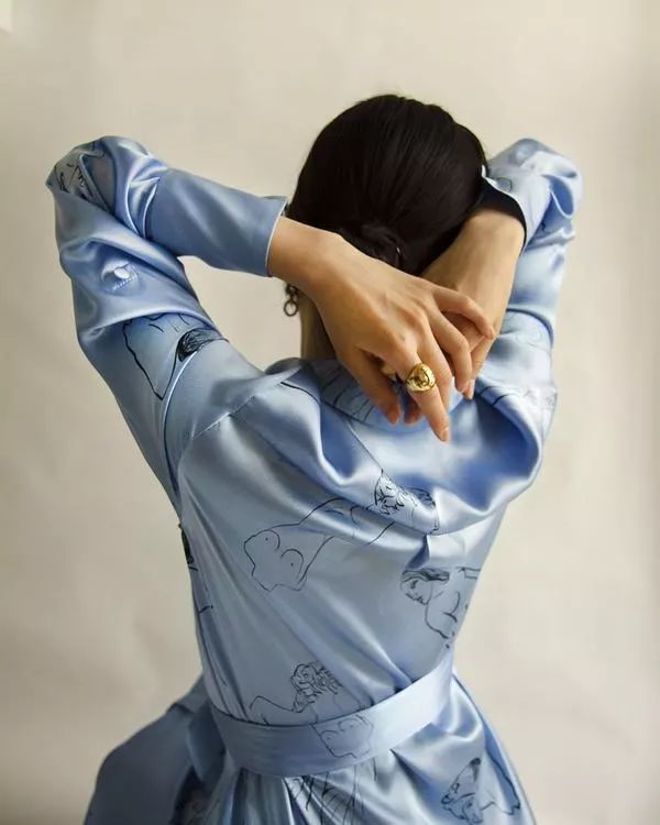 哪种衣服面料是醋酸纤维,醋酸真丝面料和桑蚕丝哪个好