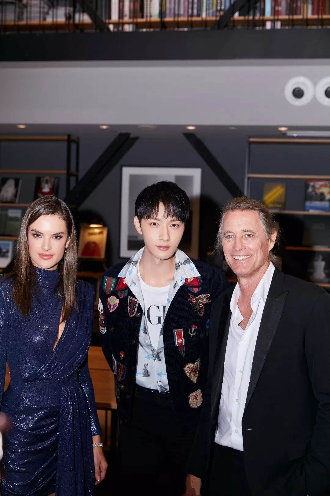 刘雯何穗个人简介,刘雯何穗奚梦瑶走秀视频