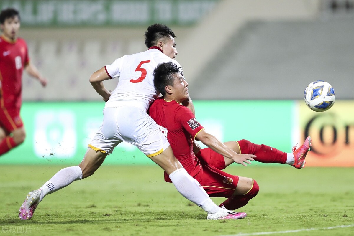 惨败越南后赛后总结,国足1:3输越南各足球大v热议