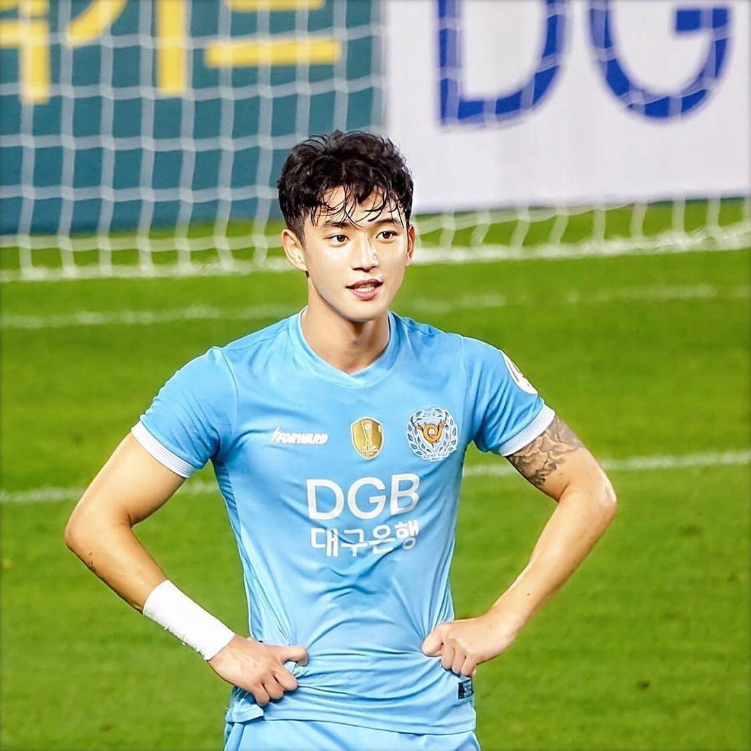 这个足球天才帅到犯规，靠奶狗颜爆红ins，宽肩窄臀颜值不输爱豆