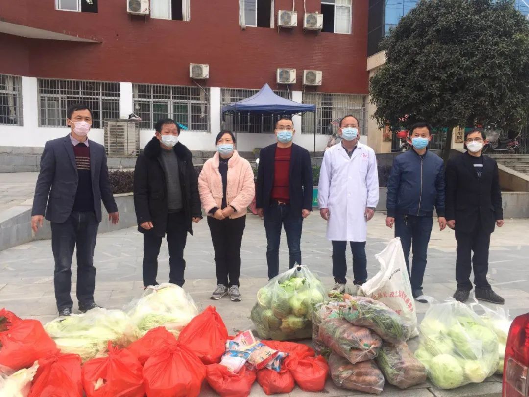 抗击疫情爱国力行致敬白衣天使,众志成城抗疫情心系医护