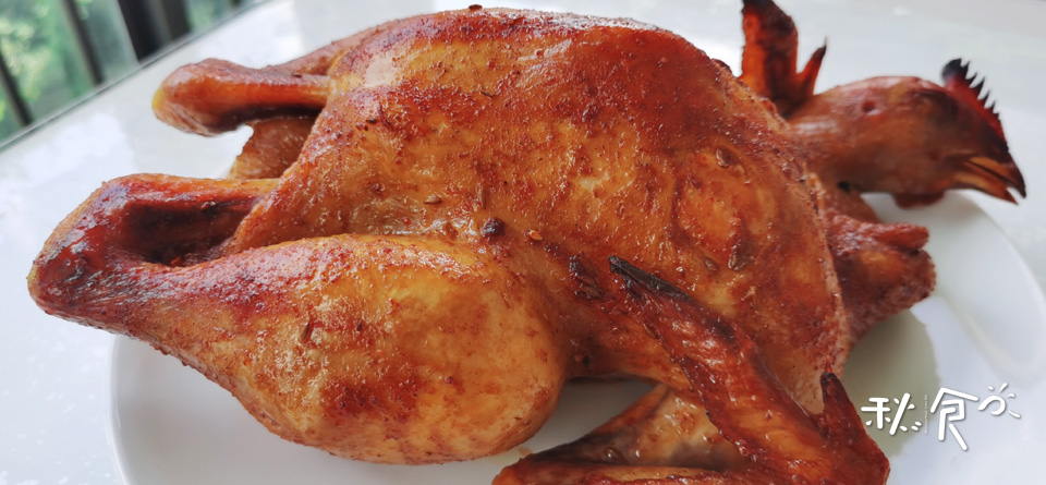 新鲜出炉的烤鸡香喷喷口水直流,家庭版秘制烤鸡外表焦黄内里香嫩