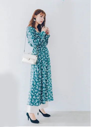 风衣搭碎花裙怎么搭配图,碎花裙搭配乐福鞋好看吗