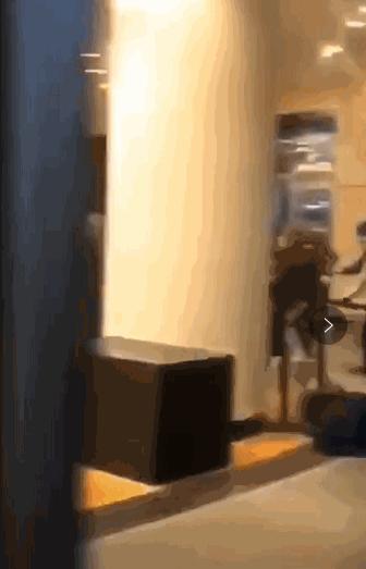 凶猛!一群国人攻陷巴黎老佛爷百货LV被迫限购