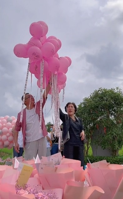 乔任梁妈妈现身墓园为儿子扫墓,乔任梁父母回忆去世接受采访