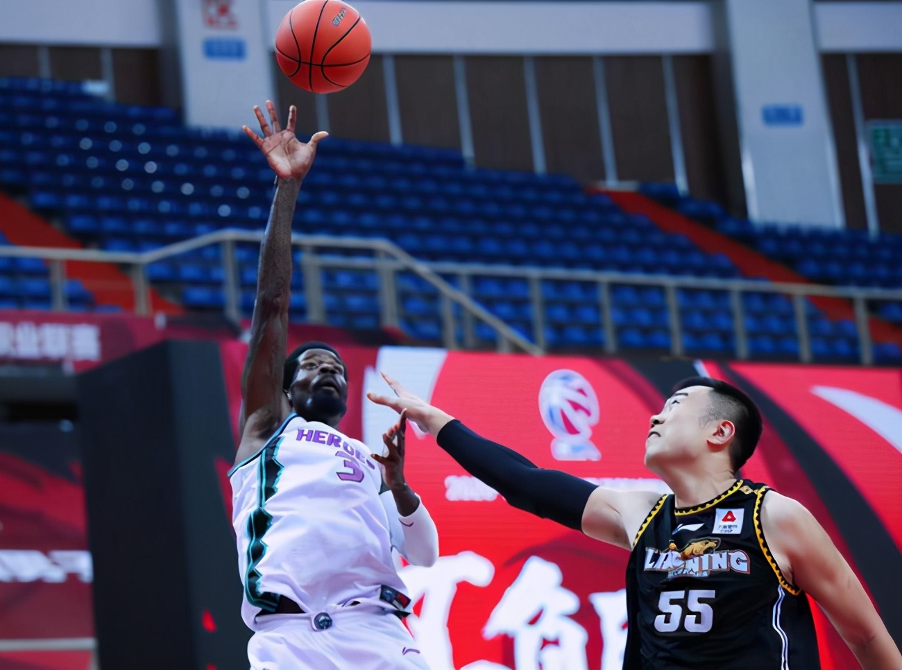 山东惊现“哈鲨”组合，内外连线合砍45分，这么打山东真有戏