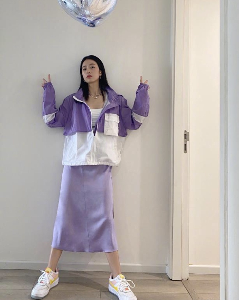 周雨彤衣服太大胆了，紫色休闲服又甜又凉爽，所以敢穿