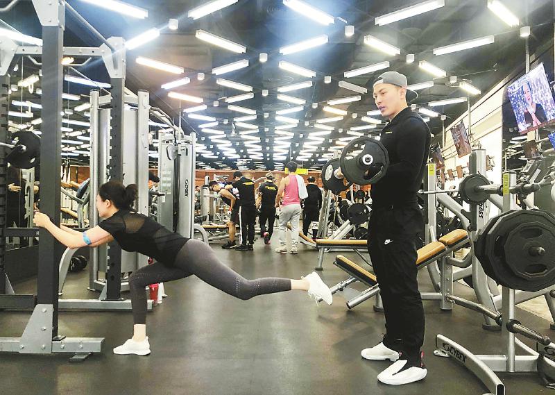 一副哑铃一个星期健身训练表,足不出户哑铃