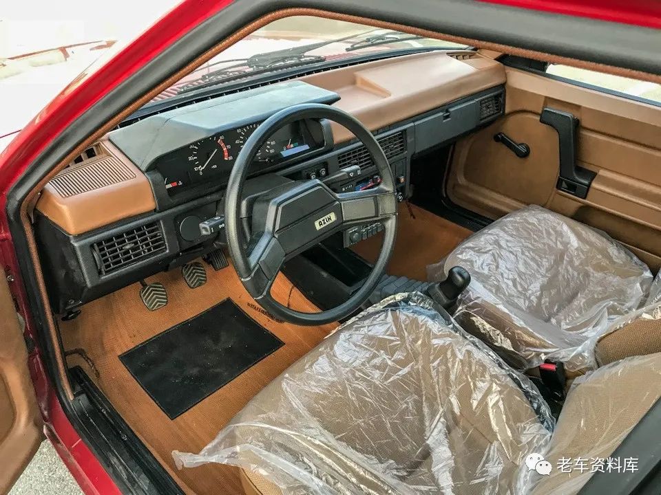 一辆几乎全新的樱桃红“东欧四大破”