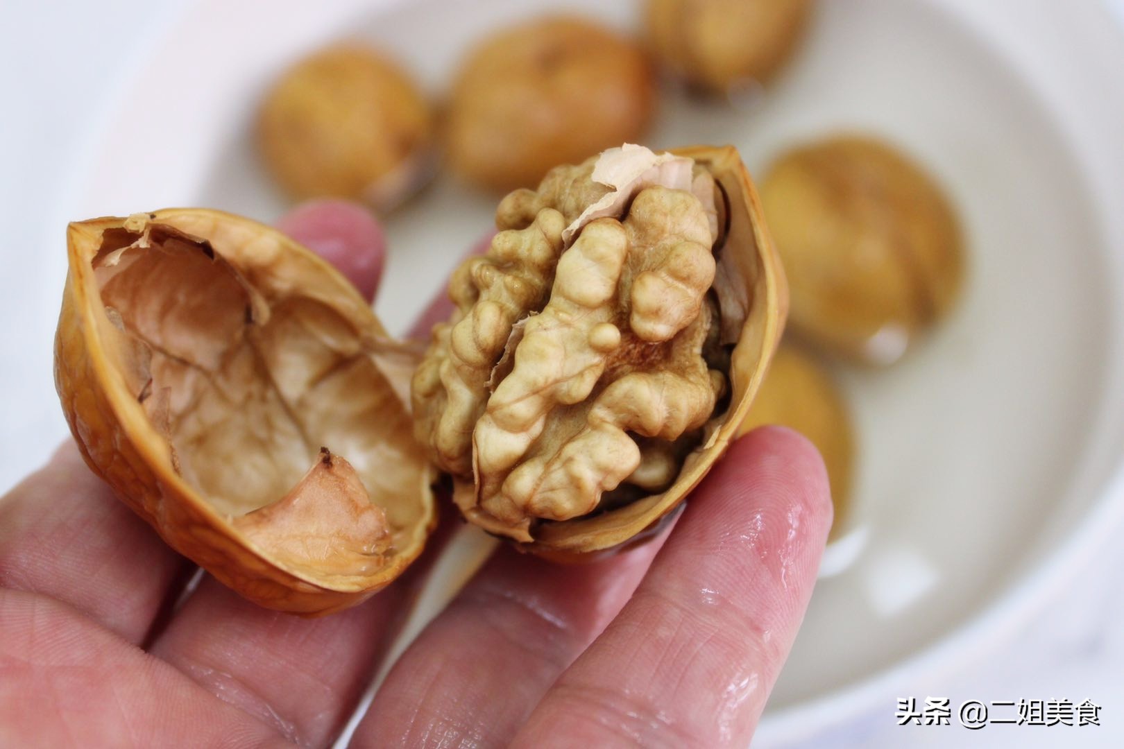 如何快速剥核桃仁上的薄皮,剥核桃窍门