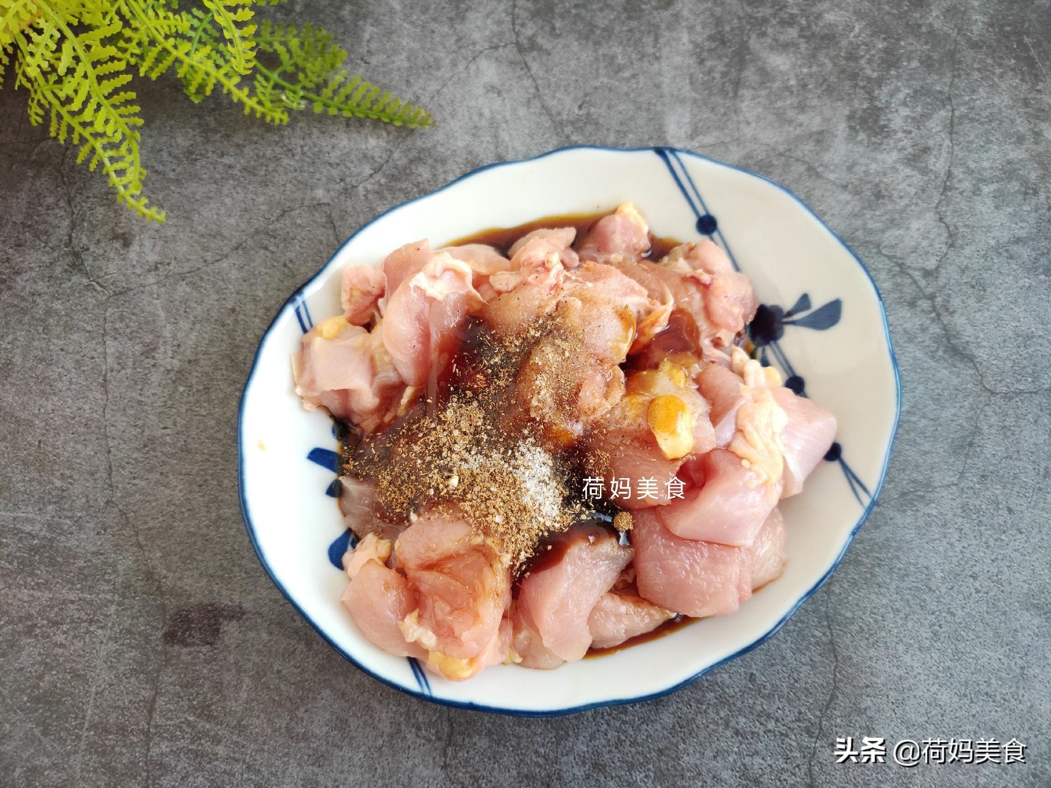 一张荷叶，一碗糯米，一拌一蒸，有肉有饭一锅熟，鲜香味美太好吃